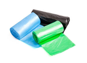 Bolsas de plástico; tres rollos de bolsas dos en color y uno en negro